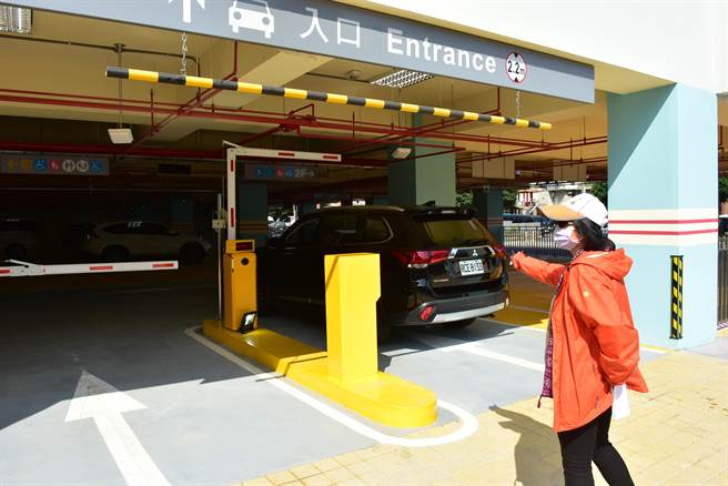 竹仁立體停車場完工啟用，提供汽車停車位223格，機車停車位126格。（莊旻靜攝）