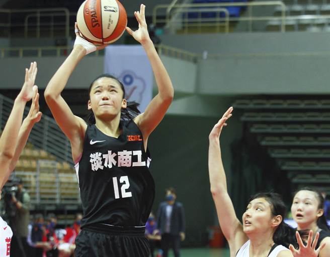 淡水商工萧豫玟今天缴出32分、21篮板。（张铠乙摄）