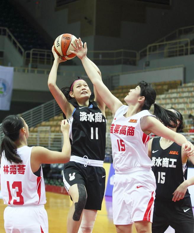 淡水商工郭虹廷贡献23分、9篮板。（张铠乙摄）