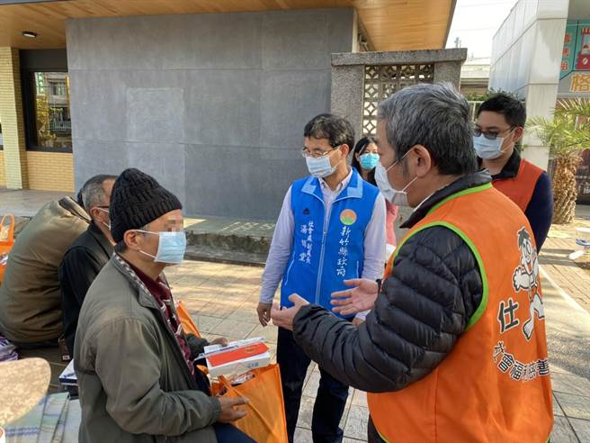 新竹縣政府攜手財團法人仕招社會福利慈善事業基金會、社團法人新竹縣中華照顧者關懷協會等單位，3日前往新豐、湖口火車站，關懷列冊輔導的遊民。（莊旻靜攝）