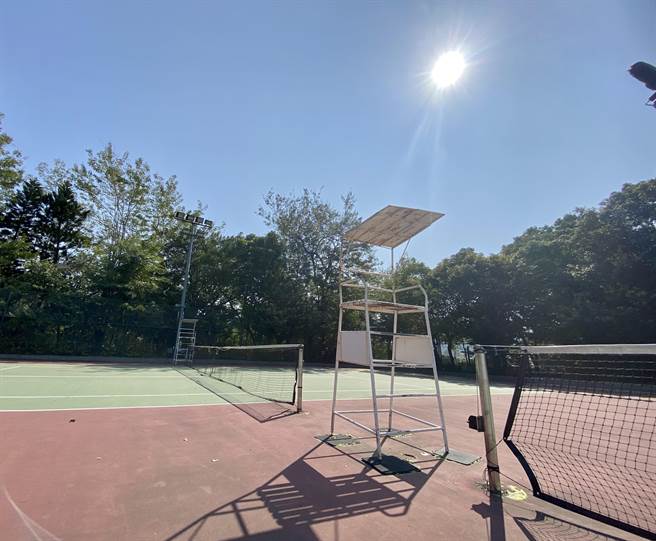 草屯镇中山公园网球场，将花费3700万元整建，打造为半户外球场，民眾将可不受气候干扰，在球场挥汗享受运动。(黄立杰摄)