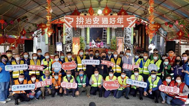 新竹市议会与欣瀚企业3日共同捐赠600件的反光背心给16个单位巡守志工队，让队员在执行勤务时更安全。（新竹市议会提供／陈育贤新竹传真）