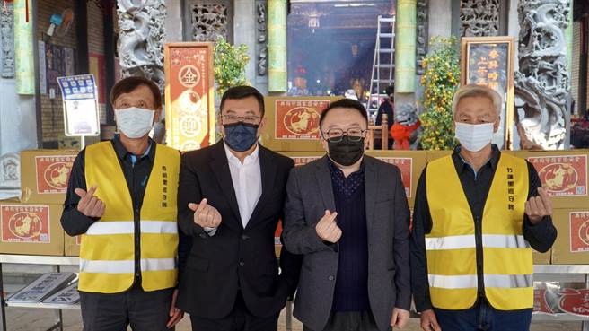 新竹市议会议长、同时也是竹莲寺主委许修睿（左二），3日联手欣瀚企业董事长曾昭维（右二），共同捐赠600件的反光背心给16个单位巡守志工队。（新竹市议会提供／陈育贤新竹传真）