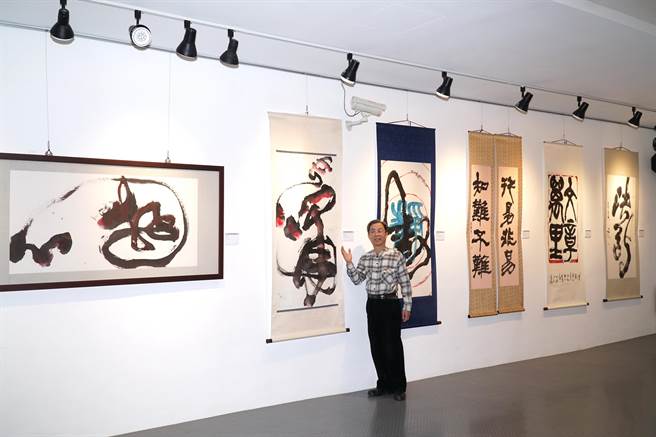 新竹縣文化局美術館即日起至3月7日止，共有4檔展覽同館展出，讓參觀民眾一飽眼福，感受不同類型藝術之美。（莊旻靜攝）