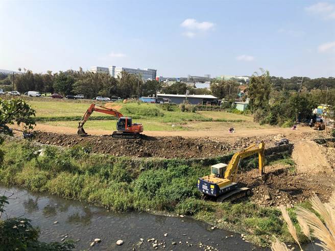楊心國小河岸步道施作期間，遭民眾反應步道與河道間落差過大，要是不慎失足後果恐不堪設想。（黃婉婷攝）