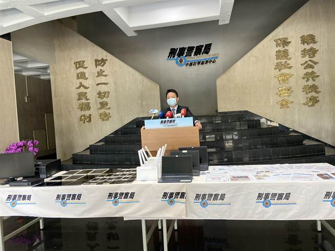 警方侦破郑姓男子等人涉嫌假冒大陆公安诈骗案。（卢金足摄）