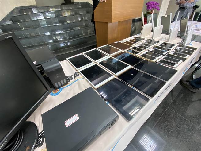 警方查扣笔记型电脑、平板电脑、手机、监视器等相关证物。（卢金足摄）