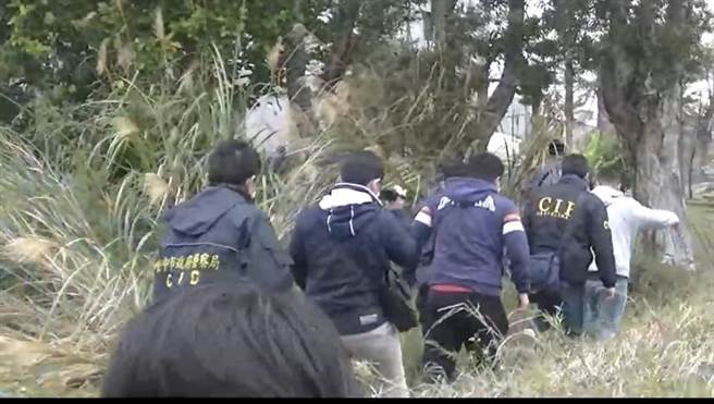 警方大队人马从排水沟及草丛中挺进攻坚，现场查获诈骗集团丁姓与郑姓犯嫌等16人。（民眾提供／卢金足台中传真）