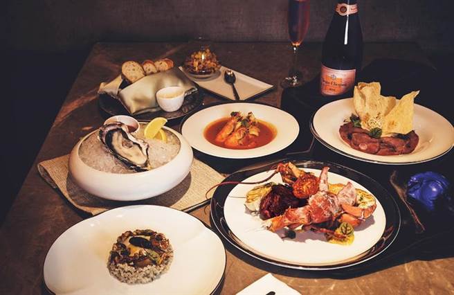 （台北六福萬怡酒店推情人放閃限定餐，享受生食級大生蠔、鮮活波士頓龍蝦、菲力牛排、粉紅香檳等套餐內容。 圖／六福旅遊集團提供）
