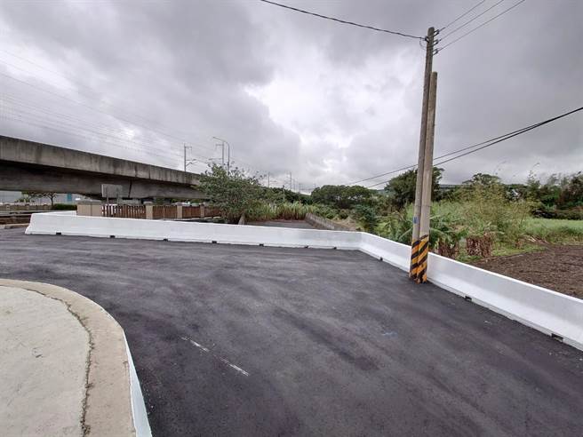 延宕10年多，桃園市楊梅區和平路180巷總算順利打通，未來居民可從此處前往台31線，不必再多繞行1、2公里。（黃婉婷攝）