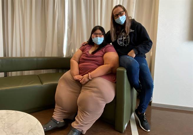 关岛超级胖子Latisha（左）上月搭关岛医疗人道包机来台治病，歷经长达21天隔离检疫，也终于完成内科治疗与困难的减重手术。（冯惠宜摄）