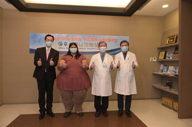 在Latisha（左二）返国前，外交部北美司司长徐佑典（左一）3日特别到中国附医探视Latisha，也肯定中国附医在疫情严峻下仍不忘进行医疗外交。（中国附医提供／冯惠宜台中传真）