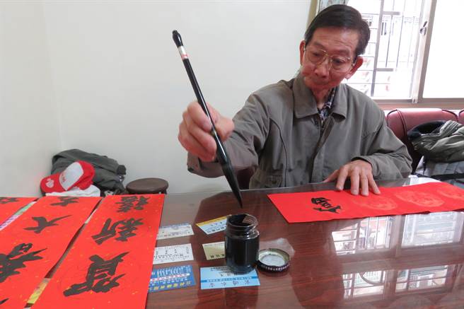 邱昭忠罹患后靠写书法重拾自信，春节前夕也亲自送给阳光基金会桃竹中心手写春联。(吕筱蝉摄)