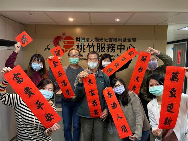 邱昭忠罹患后靠写书法重拾自信，春节前夕也亲自送给阳光基金会桃竹中心手写春联。(吕筱蝉摄)