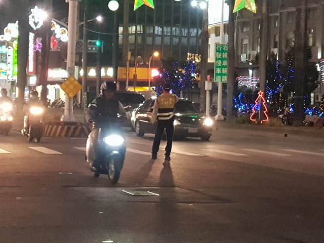 屏警於上下班時段提升見警率，希望能降低交通事故發生率。(警方提供)
