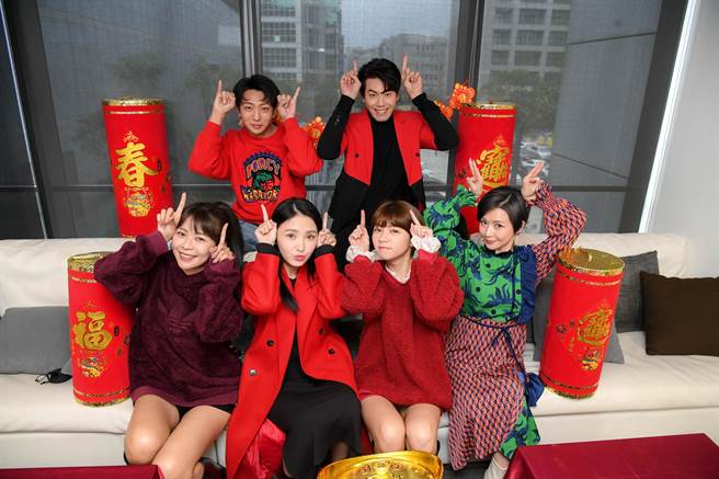 《天之骄女》演员吴婉君、陈子玄、余秉谚、林萱瑜、曾智希、许明杰拍摄贺年照。（三立提供）