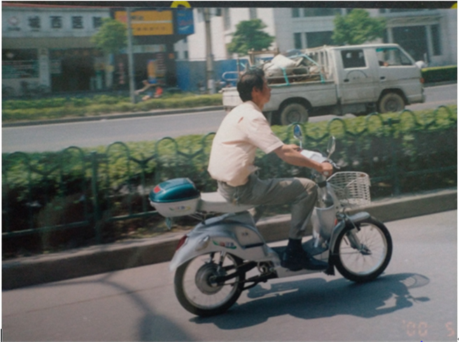 杭州街头的电单车。（作者提供）