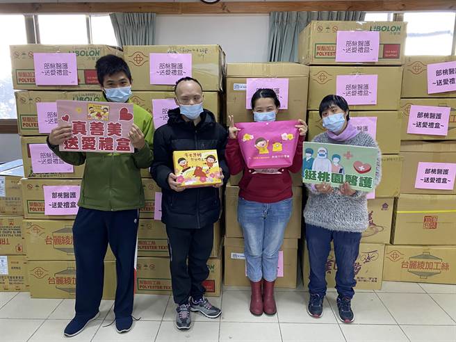 憨儿受医护感动送100盒礼盒为桃医加油。(吕筱蝉摄)
