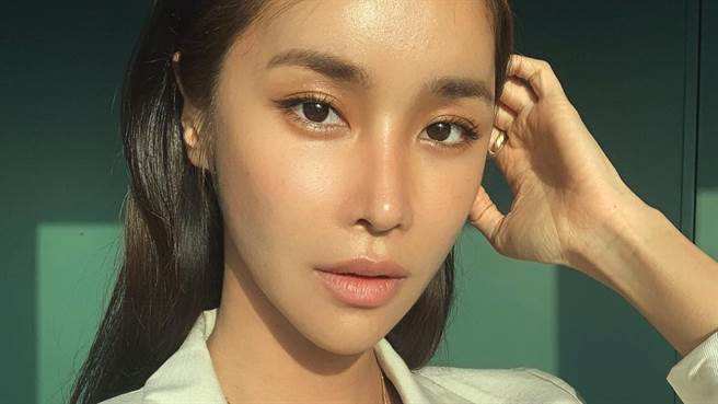 Jess近日以影片回覆网友问题，并在其中秀出火辣好身材。（图／IG@ jess.02.23）