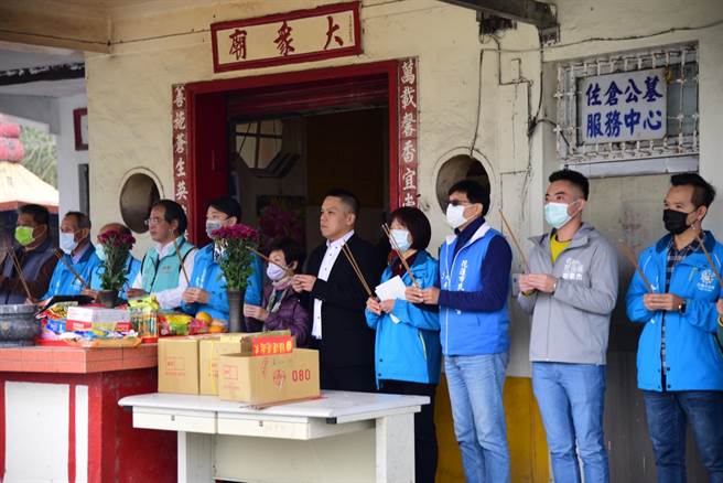 花蓮市長魏嘉賢、市民代表會主席蘇美珠、行政院東部服務中心副執行長郭應義等人出席佐倉運動公園道路開通祈福儀式，並祈盼園區在今年農曆7月施做起掘安置時也能順利進行。（花蓮市公所提供／王志偉花連傳真）