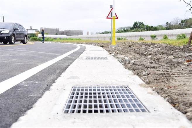 佐倉運動公園無障礙環境營造計畫串聯道路工程今下午3點通車，道路拓寬並施做排水溝、強化路燈，讓佐倉園區「亮」起來。（花蓮市公所提供／王志偉花蓮傳真）