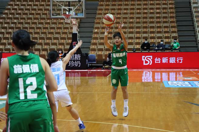 陽明高中155公分江子柔（右）人小氣高，努力展現身手。（大會提供）