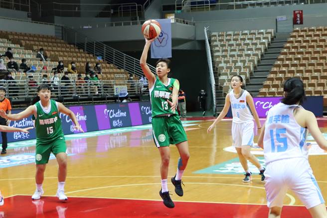 陽明高中張聿嵐（中）是109學年HBL女子組超級新人。（大會提供）