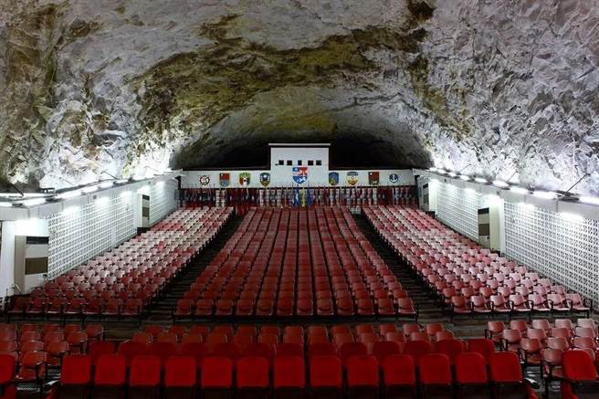 位于太武山花岗岩坑道内，可容纳上千人的军事秘境擎天厅，鬼斧神工的建筑一直是游客参访的热门景点。（金门县府观光处提供）