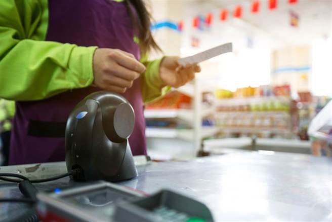 自助結帳機在歐、美等國家已行之有年，但在台灣普遍還是不大受歡迎，對於台灣人為何不愛自助結帳？網揭：背後有特殊原因。(示意圖/達志影像)