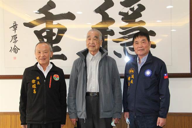長春集團總裁林書鴻（中）前往苗栗縣政府拜會苗栗縣長徐耀昌。（何冠嫻攝）
