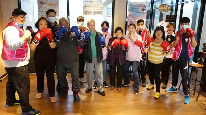 曾经是拳击国手的陈哲宇（左一），带着一群原住民孩子组成「热原拳击队」，他除了用拳击感化许多不爱上学的孩子。（中华长照协会提供／游念育台北传真）