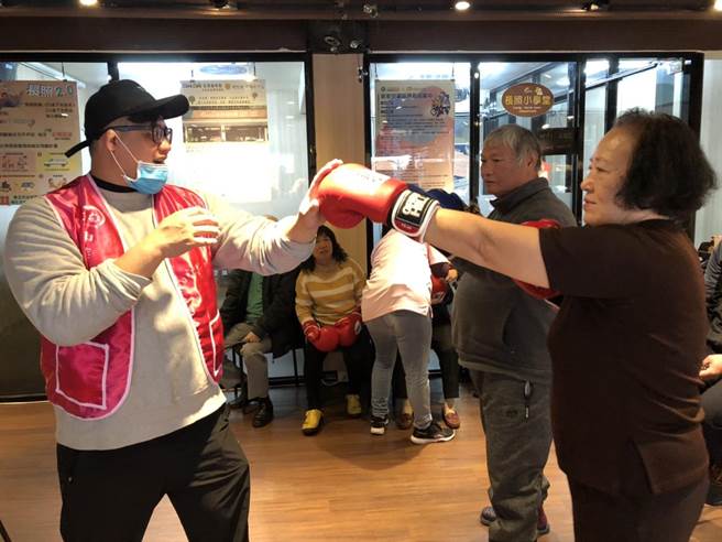 陈哲宇表示，长者们各个身体状况不同，因此过于跳跃的步法与激烈的摆动不太适合。（中华长照协会提供／游念育台北传真）