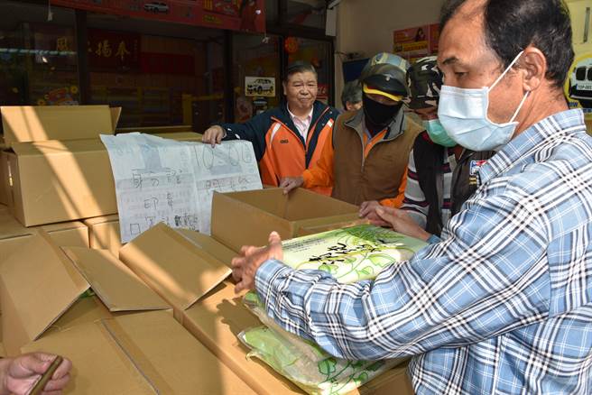 南庄慈善药师罗重盛3日上午捐赠白米2700斤给弱势邻里，亲友也来帮忙发放。（谢明俊摄）