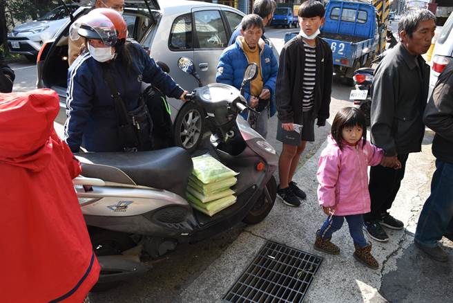 乡亲领到白米后感激万分。（谢明俊摄）
