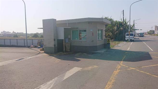 發生一車六死車禍的工廠警衛室，近日成為民眾熱門詢問地點，工廠員工反而低調。（程炳璋攝）