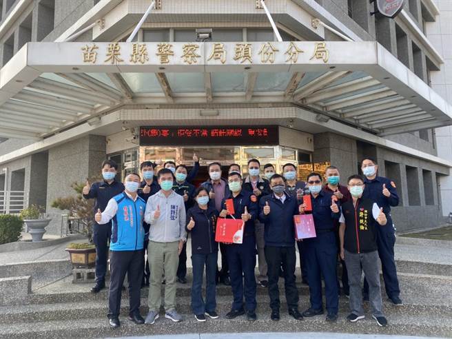 頭份市長羅雪珠3日下午率隊慰勞頭份警分局等警消單位。（頭份市公所提供／謝明俊苗栗傳真）