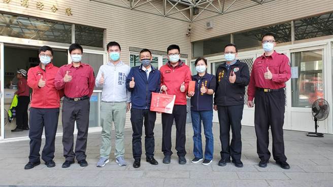 頭份市長羅雪珠赴頭份消防分隊致贈加菜金。（頭份市公所提供／謝明俊苗栗傳真）