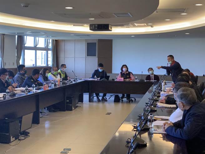 苗栗縣議會專案小組3日召開坤輿公司興建廢棄物掩埋場試營運說明會，質疑試營運計畫合法性，要求縣府撤銷營運許可。（何冠嫻攝）