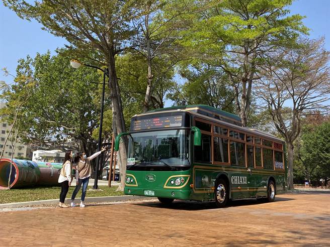 今年嘉义市区公车全面电动化，并且以英伦风打造车身，让搭公车变成一种风雅时尚。（冯惠宜摄）