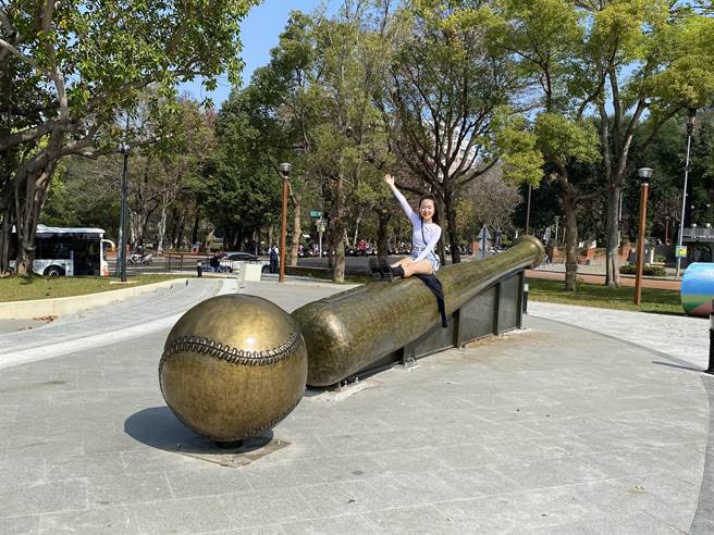 「KANO园区」除了设置巨大的棒球及球棒装置，成为游客到来时必拍的景点。（冯惠宜摄）