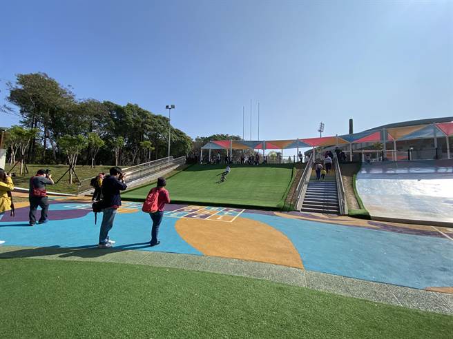 「KANO园区」2020年底更增设了17米星光大滑梯、12米地景滑草场成为了嘉义市新亲子景点。（冯惠宜摄）