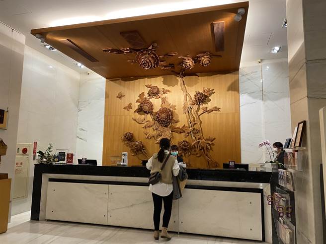 钰通大饭店于公共空间摆放嘉义传统工艺特色如桧木雕刻、石猴与交趾陶作品。（冯惠宜摄）