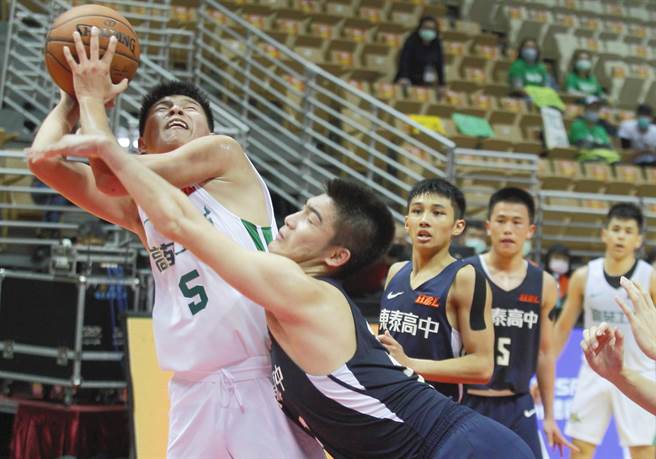 高苑谢侄岂（左）今天从板凳出发，仍缴出22分、13篮板、5阻攻出色成绩单。（张铠乙摄）