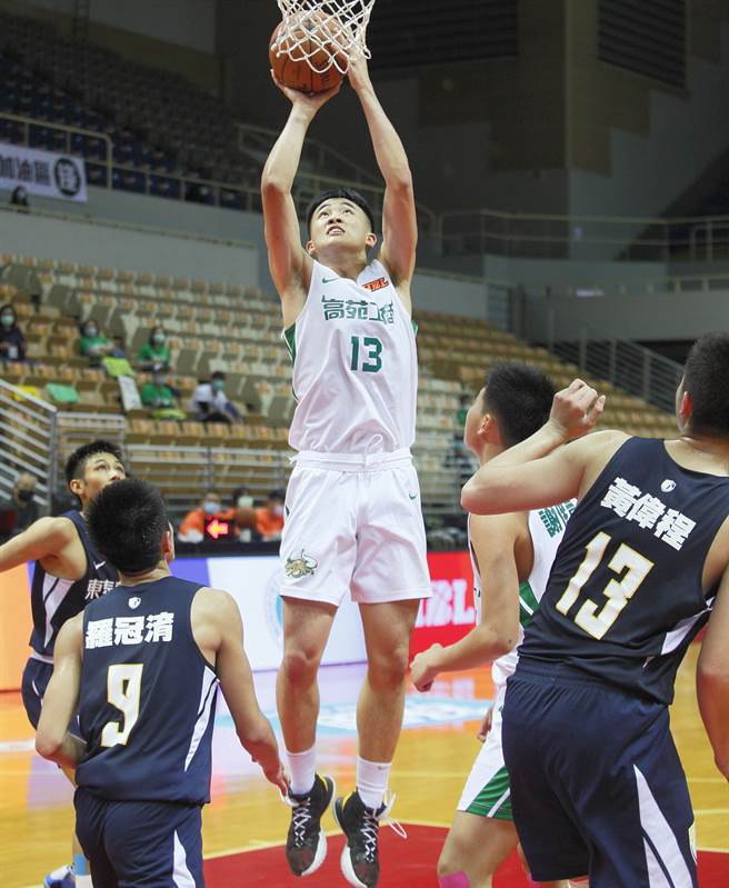 高苑傅发翔（中）篮下放进两分。（张铠乙摄）