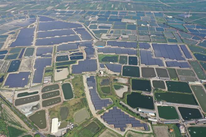 台南阳光电城2.0计画在2019年启动，加速屋顶型及地面型太阳能光电设置，原定2022年完成的2GW目标，也提前在去年底达成，写下全国备案量第一的新页。（台南市政府提供／庄曜聪台南传真）
