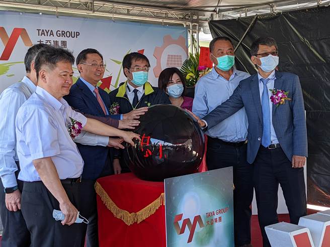 上市公司大亚集团投资绿能事业，在台南市学甲区建置76MW的地面型太阳能光电厂，经过约半年时间施工，日前开始测试併联发电，3日举办启用典礼，未来平均每年可产出9000万度电。（庄曜聪摄）