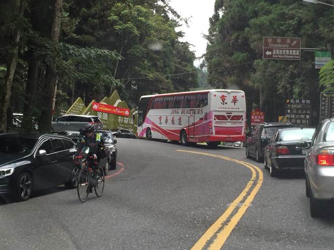 溪头车潮经常回堵，警方将于春节连假实施「满场分流」管制。（廖志晃摄）