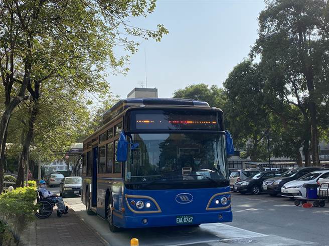 嘉义市电动公车持电子票证免费搭乘。（廖素慧摄）