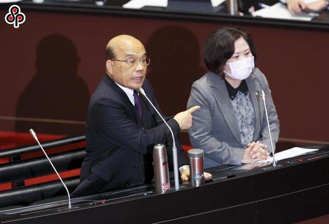 劳动部长许铭春(右)。图／张铠乙