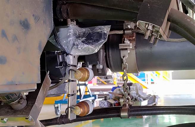 中捷列车载重测试，在联结器加装摄影机（图左上以塑胶袋包覆处）及灯泡，全程进行影像监控。（台中捷运公司提供／陈淑芬台中传真）